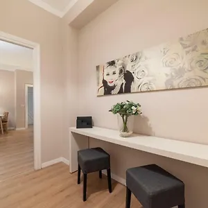 Domus Claudia Apartment